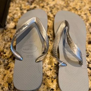 Women’s Havainas flip flops sandals metallic silver color. Size 5. Brand new